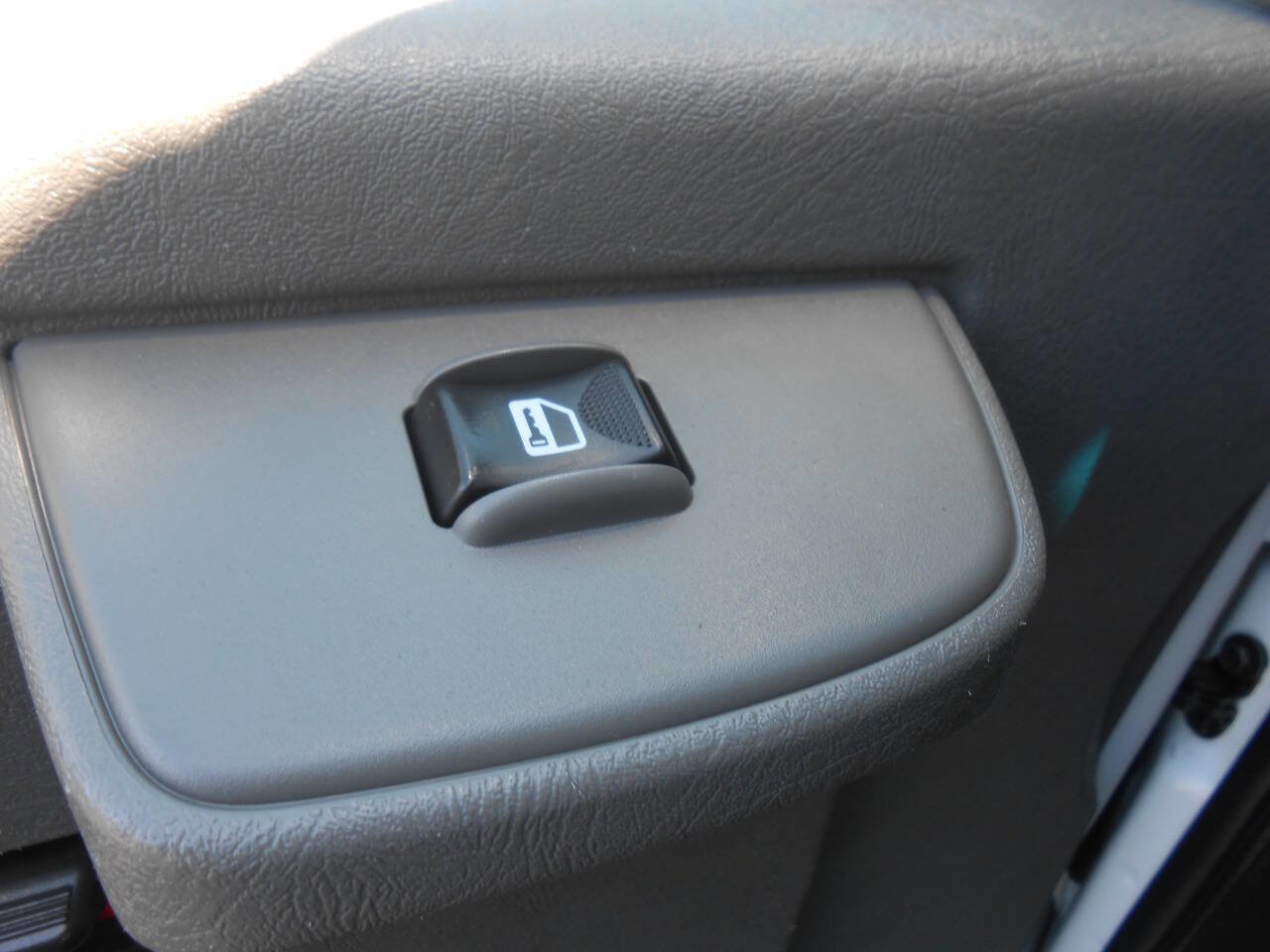 Used 2018 Chevrolet Express 2500 image 14