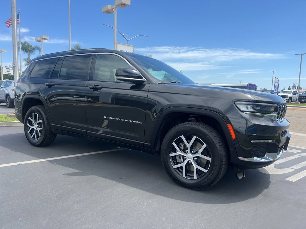 Used 2023 Jeep Grand Cherokee L Limited w/ Luxury Tech Group II AWD/4WD image 11