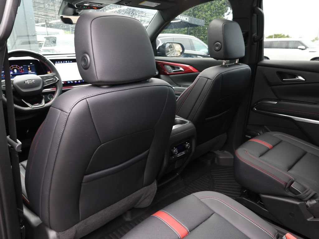 Used 2025 Chevrolet Traverse RS FWD image 21