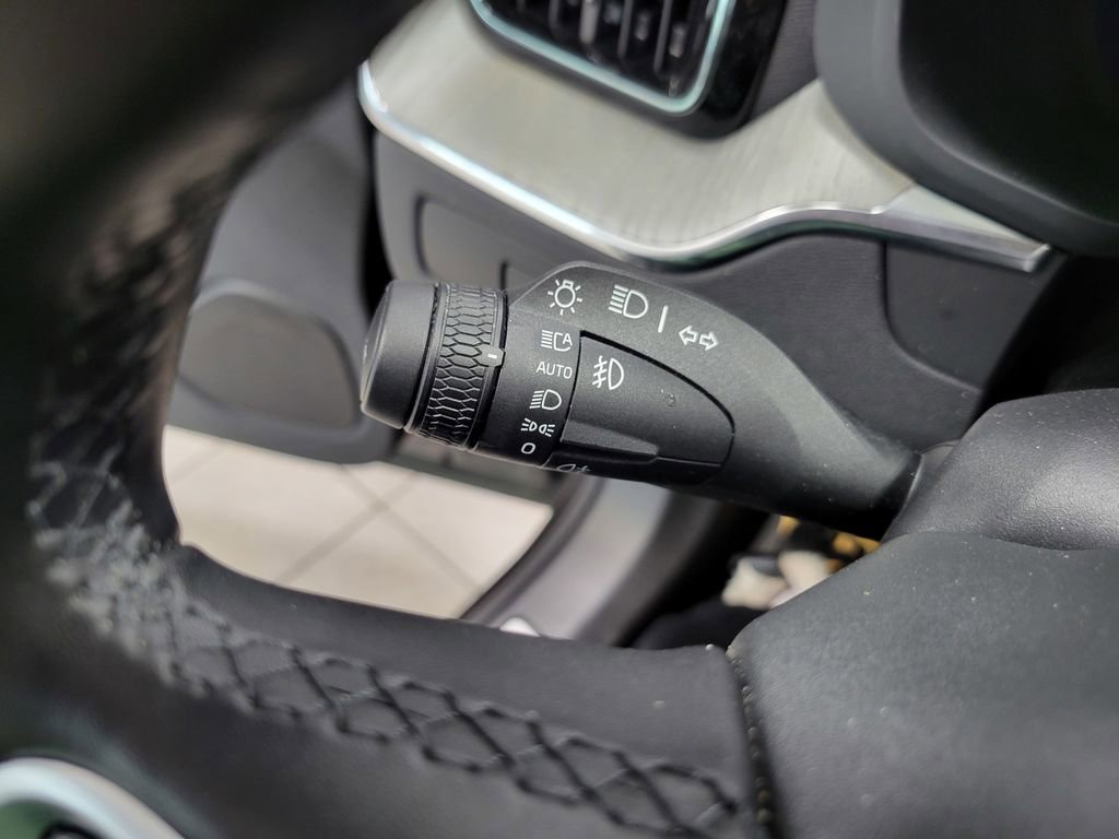 Used 2025 Volvo XC60 B5 Plus image 26