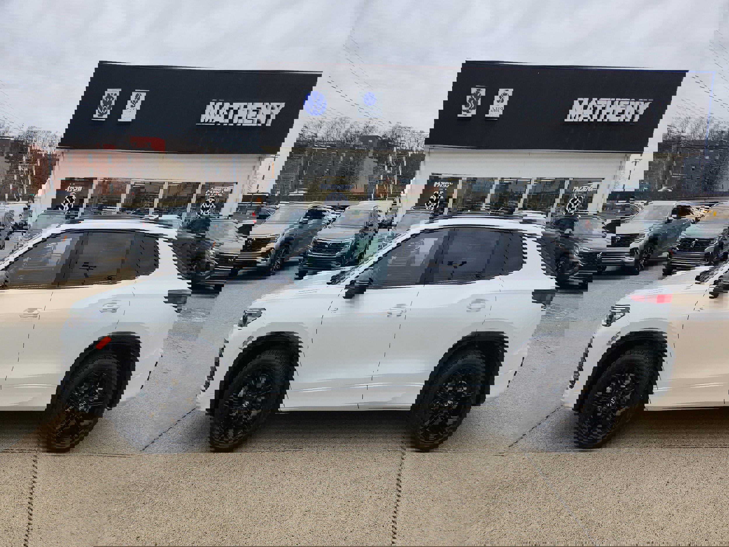 New 2026 Volkswagen Tiguan SE R-Line image 2