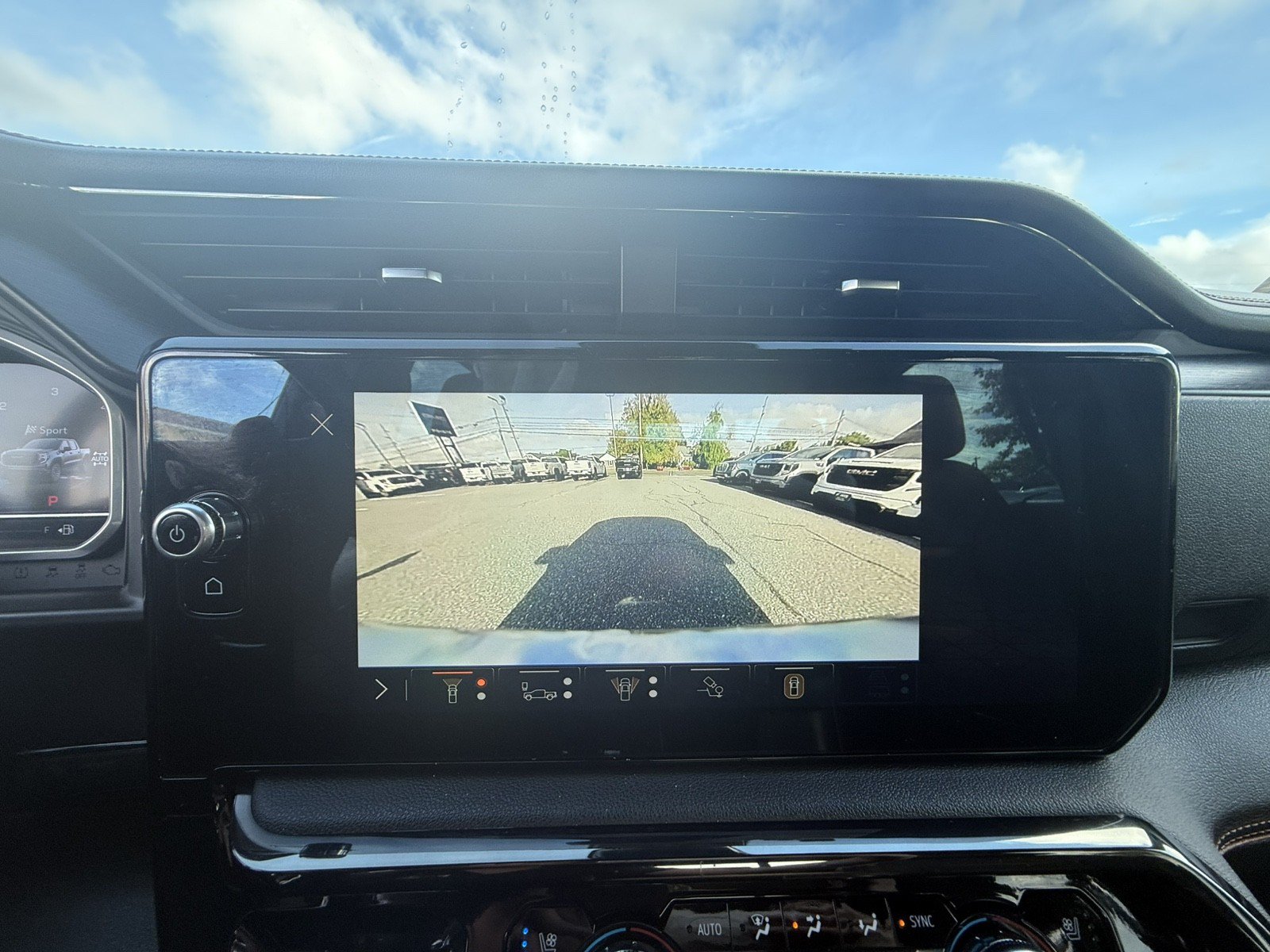 Used 2024 GMC Sierra 1500 AT4 w/ Technology Package AWD/4WD image 18