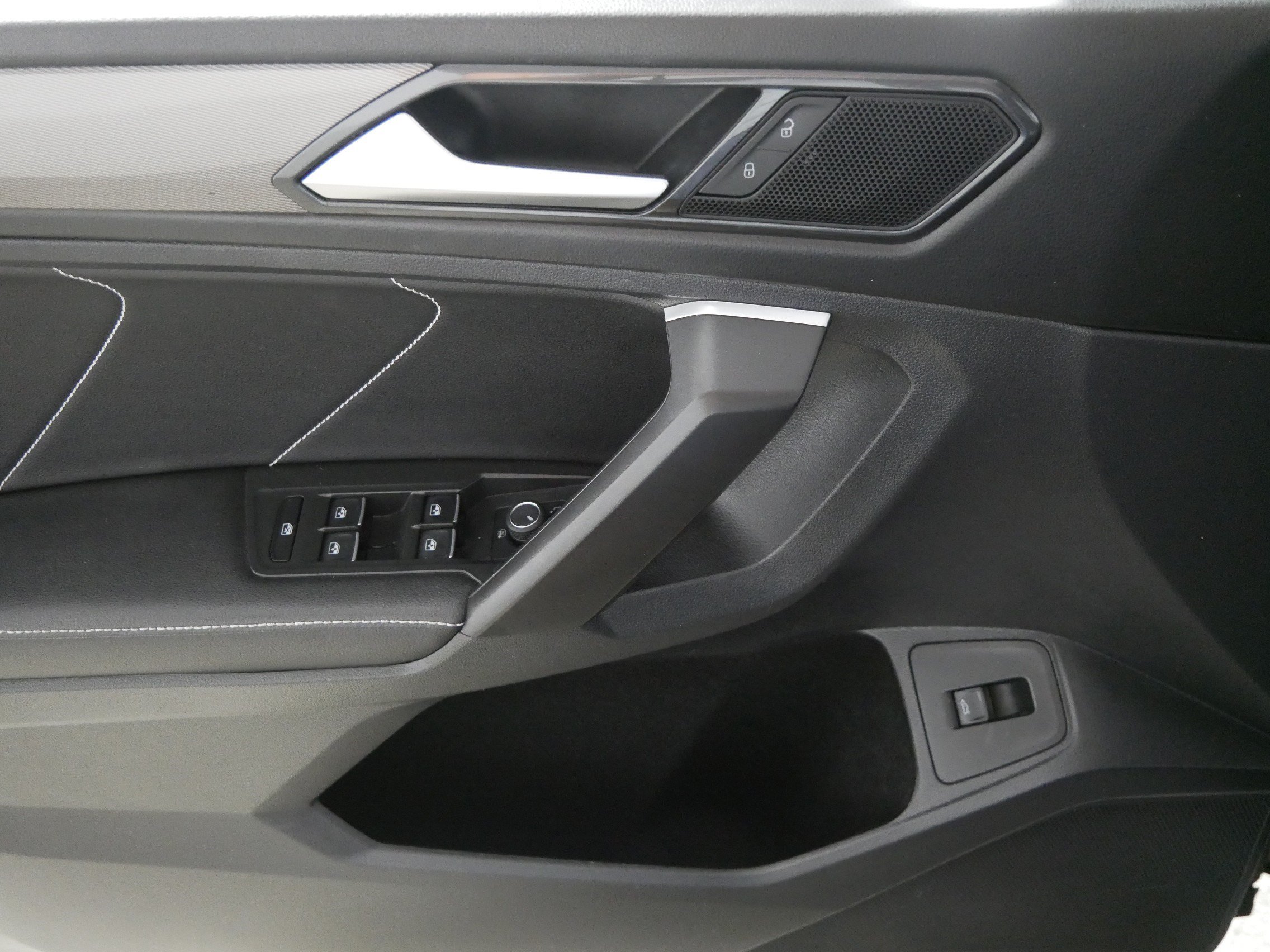 Used 2022 Volkswagen Tiguan SE AWD/4WD image 19