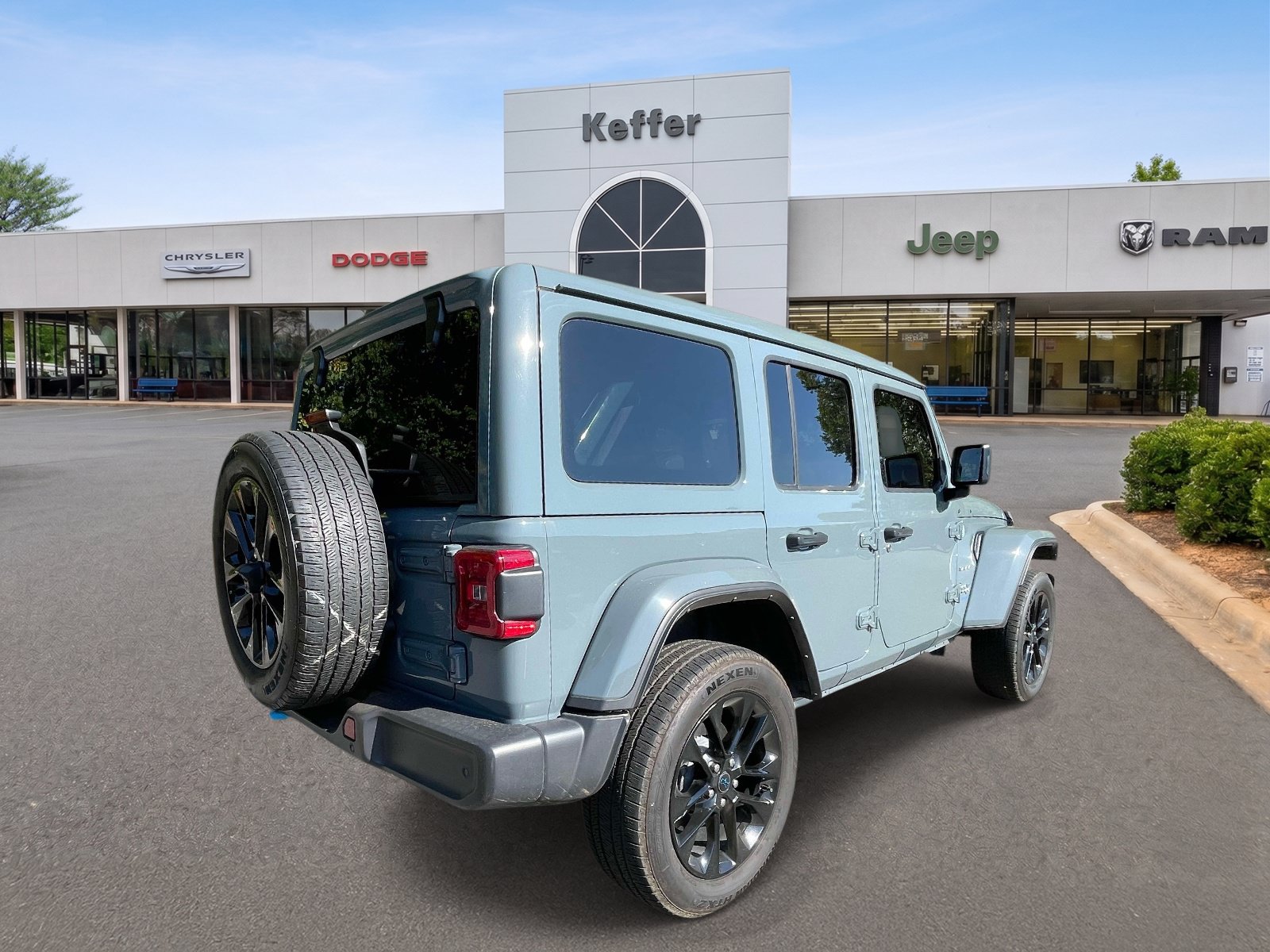 Used 2024 Jeep Wrangler Unlimited Sahara w/ Technology Group AWD/4WD image 5