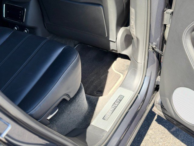 Used 2018 Bentley Bentayga AWD/4WD image 32