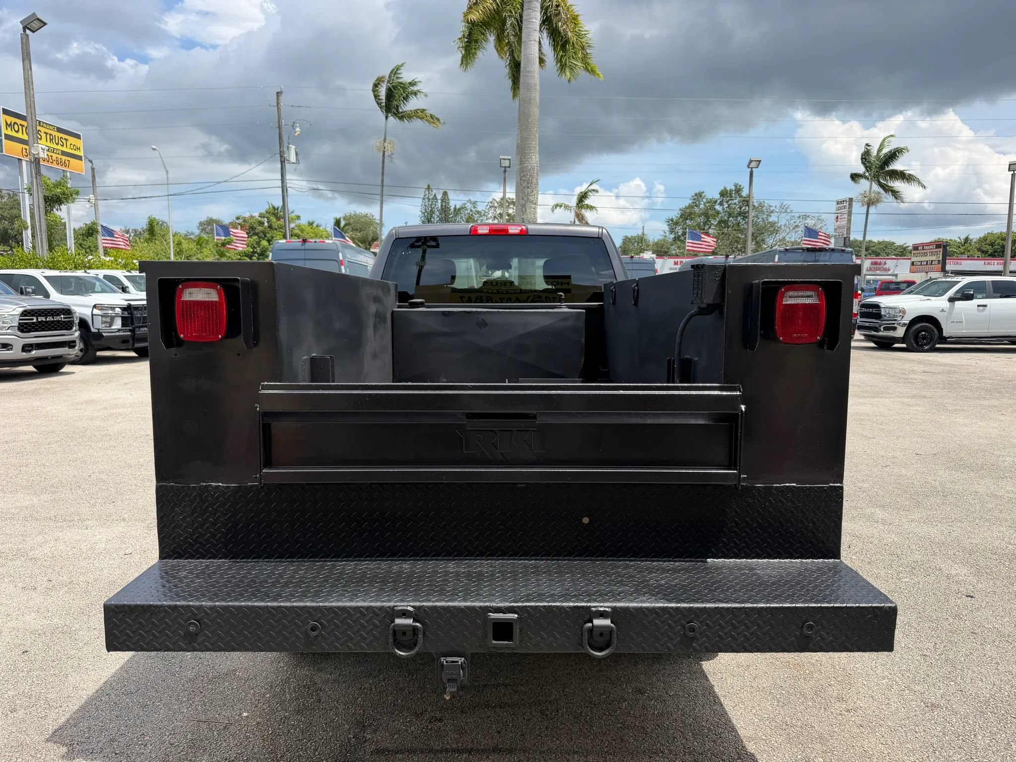 Used 2018 RAM 2500 Tradesman w/ Chrome Appearance Group AWD/4WD image 4