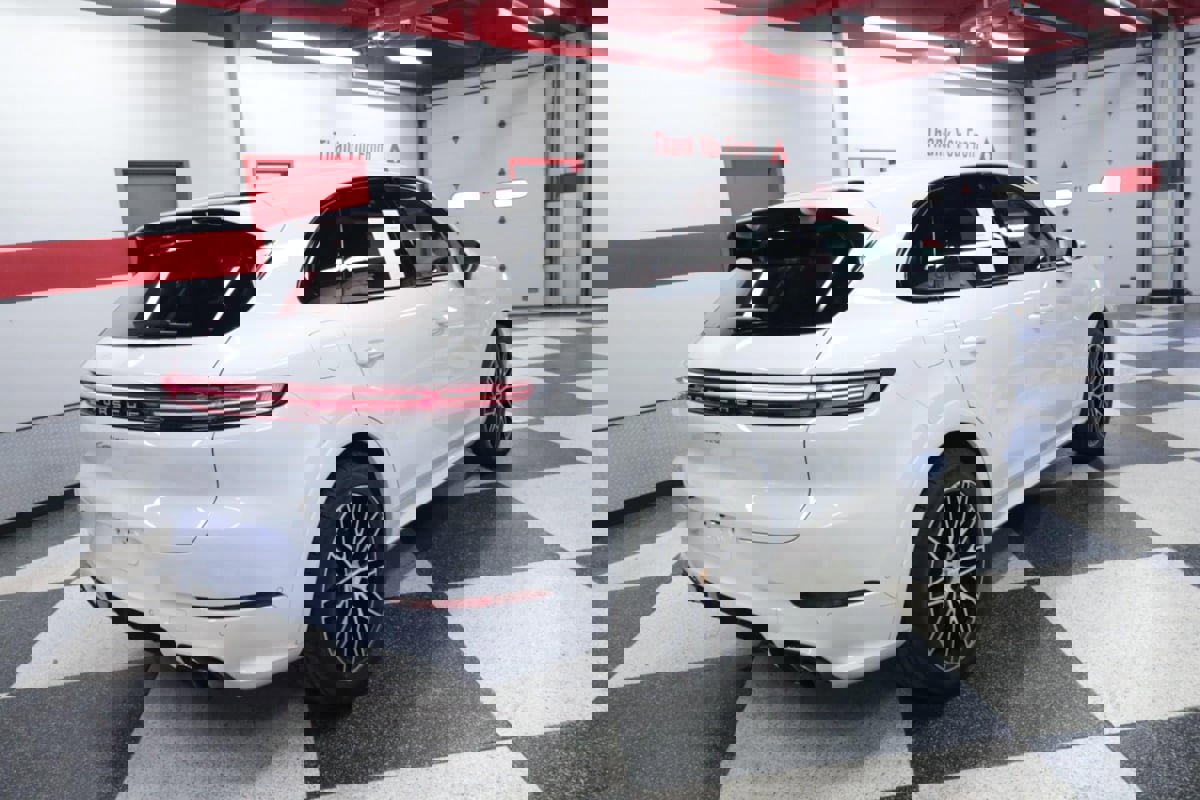 Used 2024 Porsche Cayenne AWD/4WD image 7