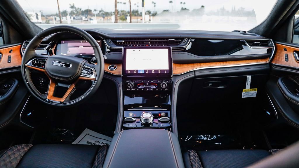 New 2025 Jeep Grand Cherokee Summit image 15