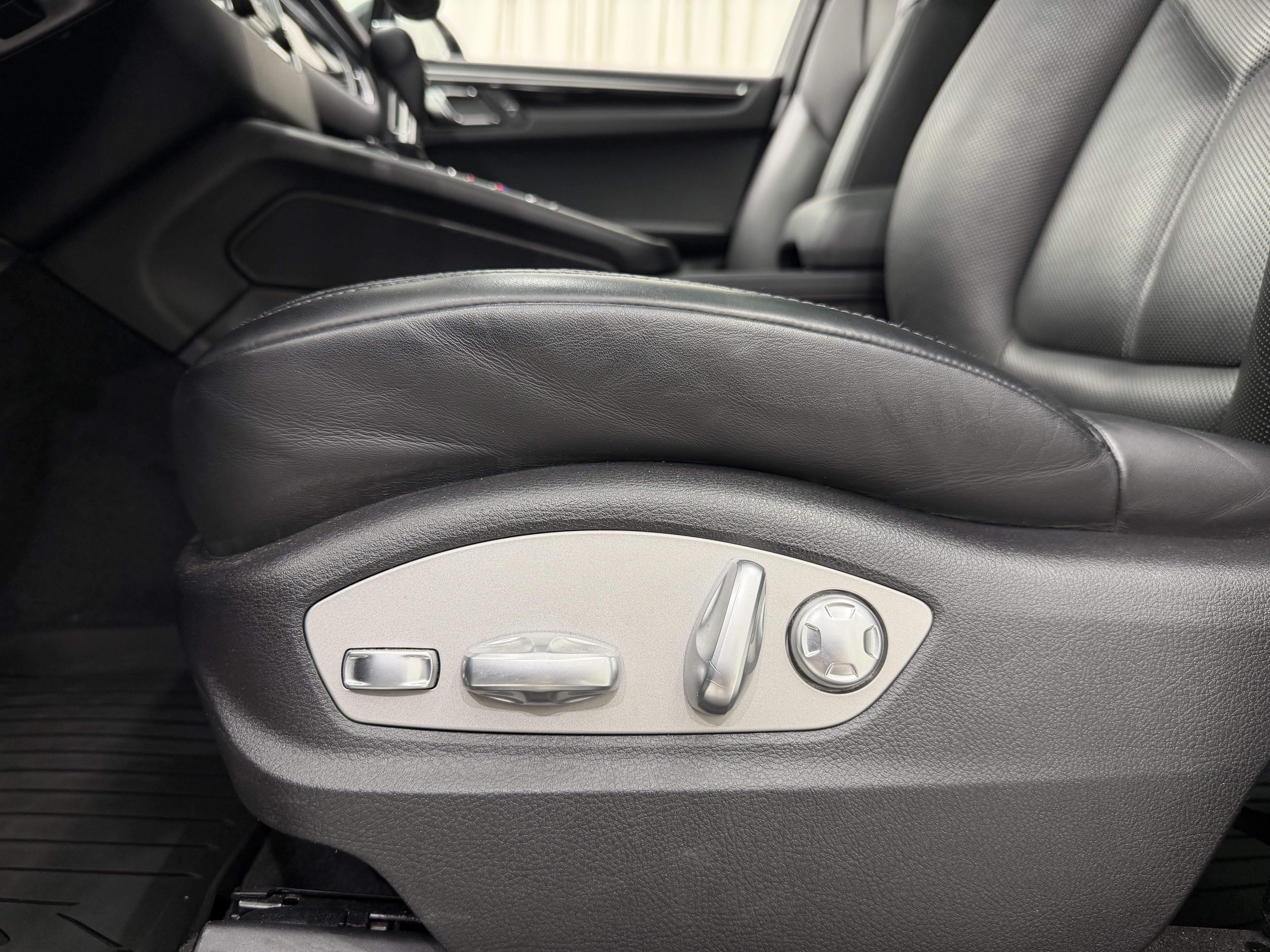 Certified 2018 Porsche Macan AWD/4WD image 32