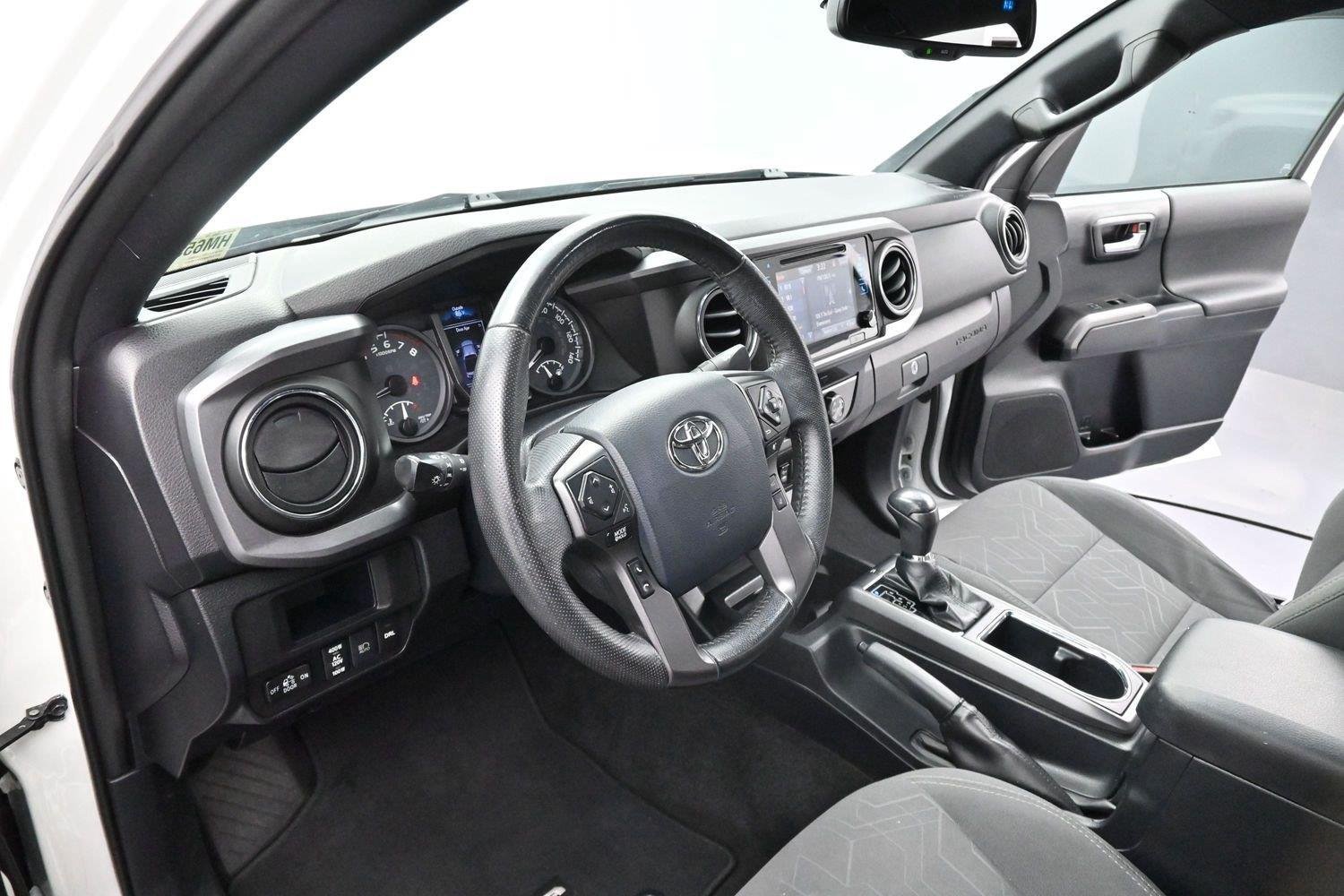 Used 2018 Toyota Tacoma TRD Off-Road AWD/4WD image 12