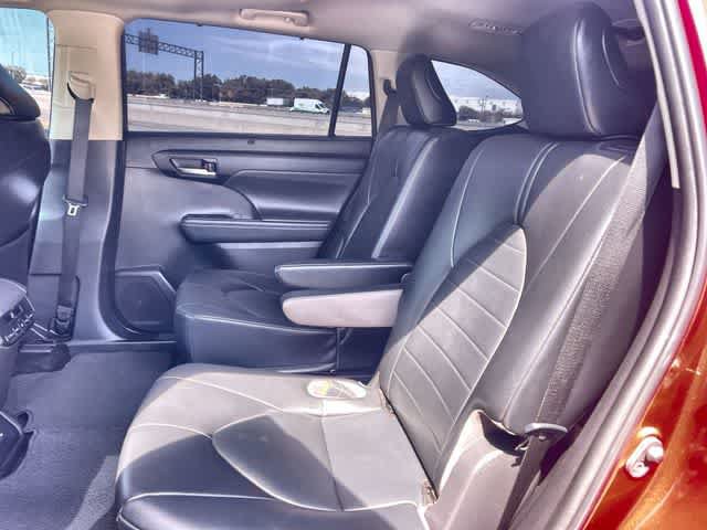 Used 2022 Toyota Highlander XLE AWD/4WD image 14