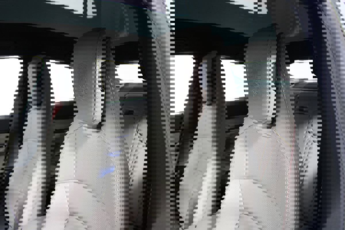 Used 2022 Porsche Taycan image 10