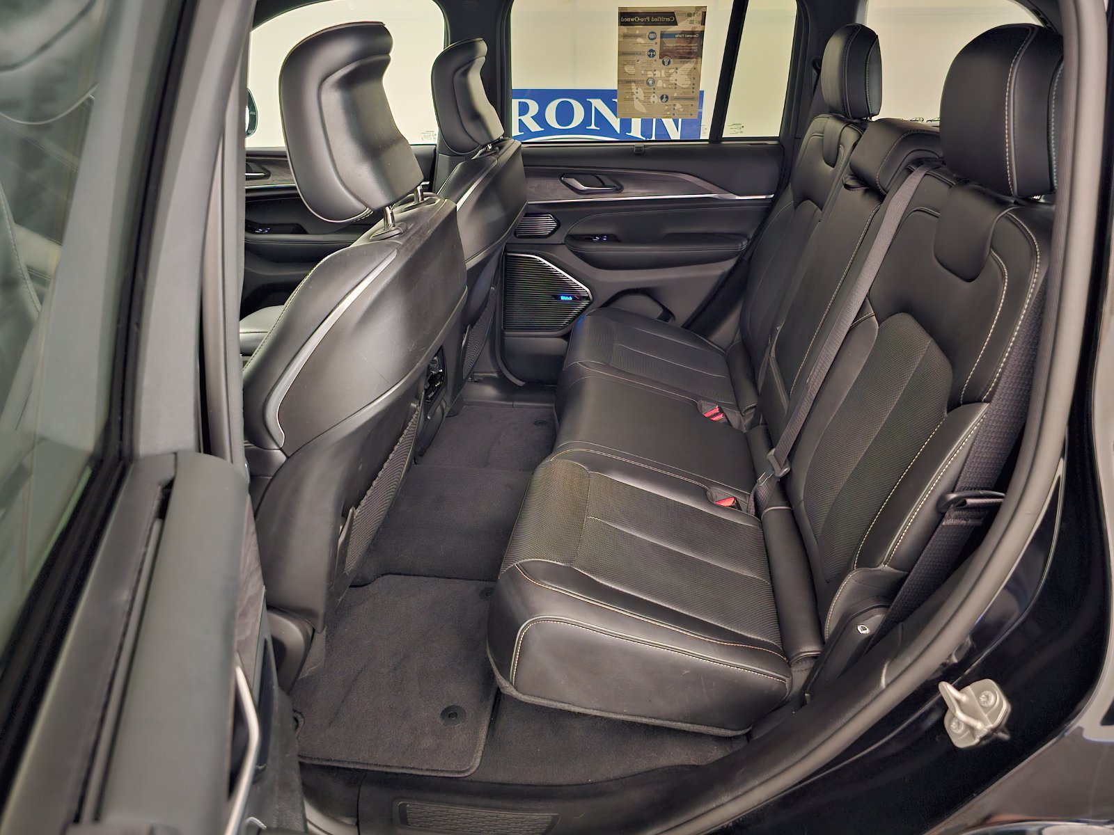Used 2023 Jeep Grand Cherokee Overland w/ Luxury Tech Group IV AWD/4WD image 30