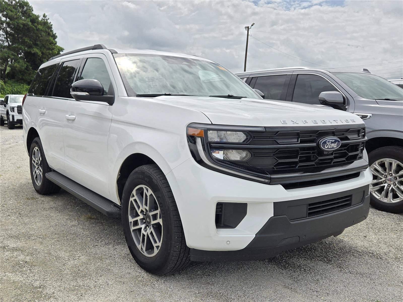 Used 2026 Ford Expedition Active RWD image 3