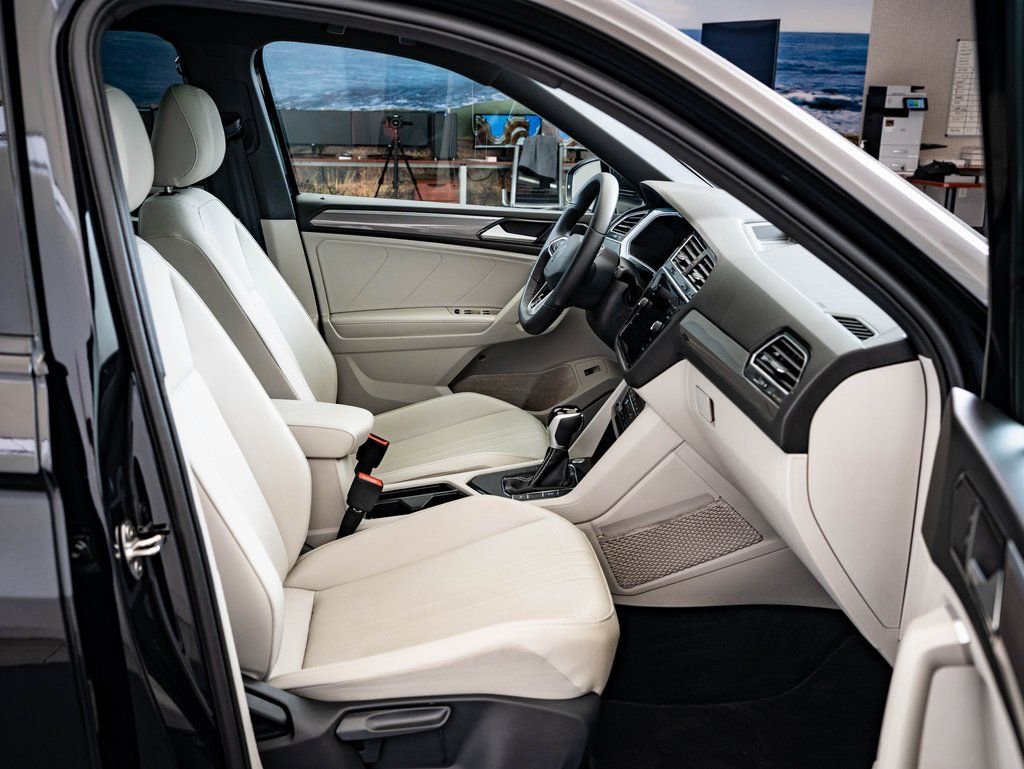 Used 2024 Volkswagen Tiguan SE R-Line image 22
