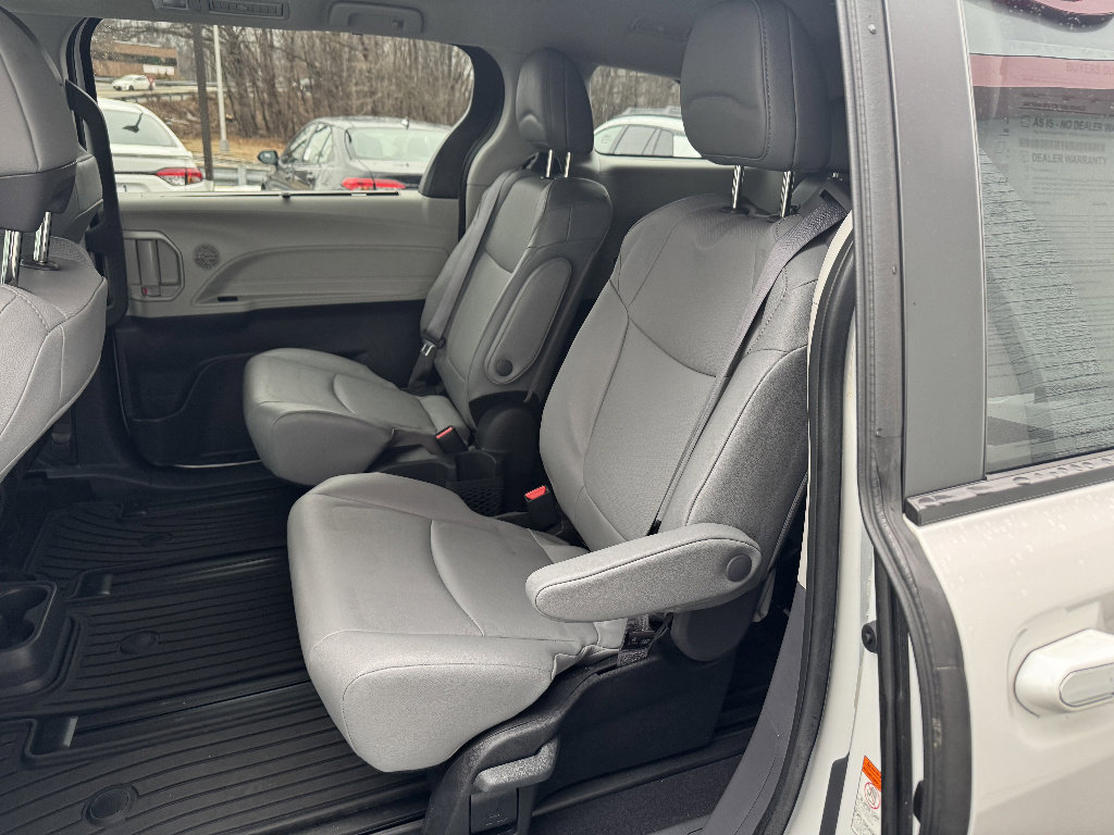 Used 2024 Toyota Sienna XLE w/ XLE Plus Package image 9