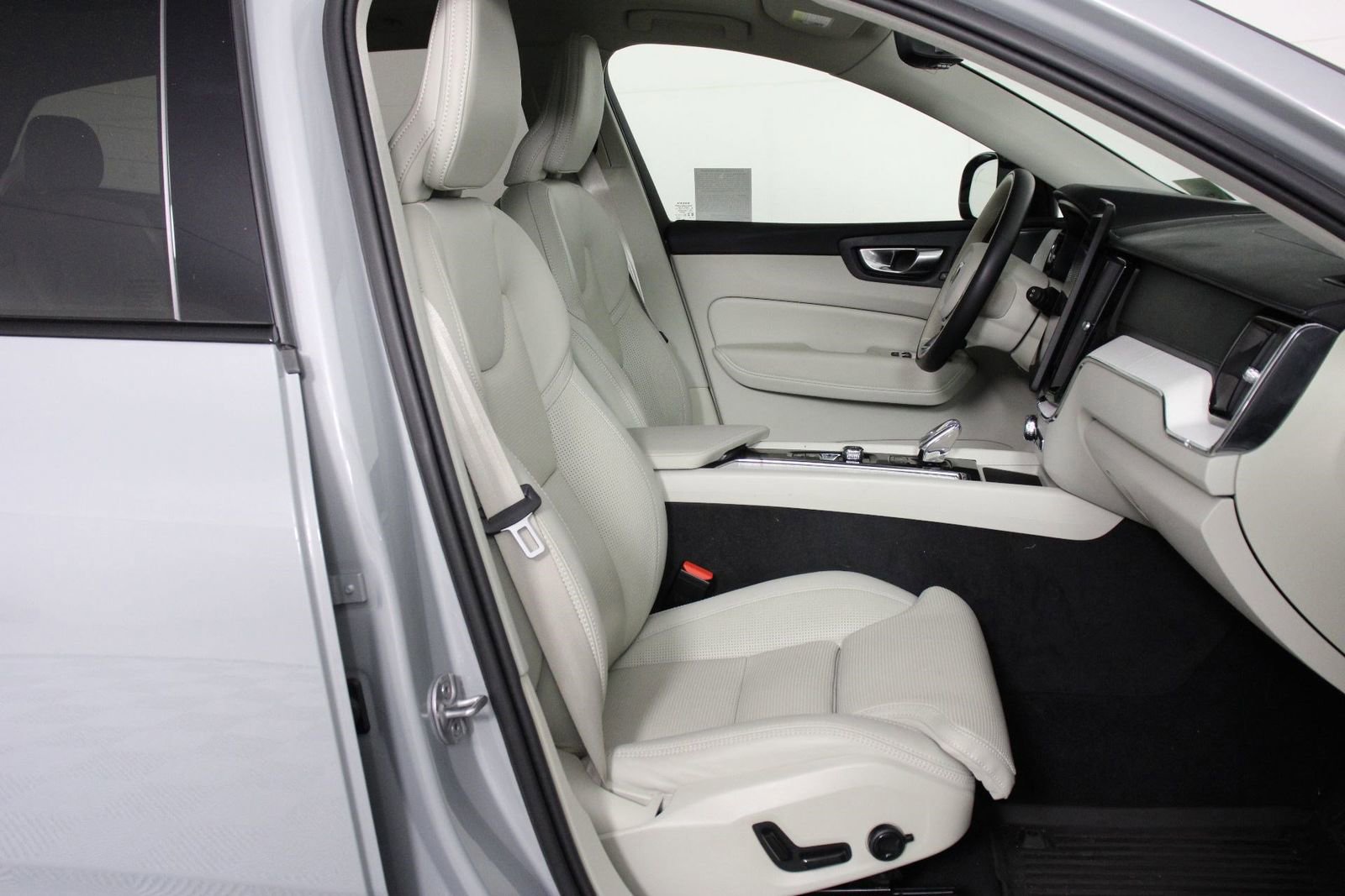 Certified 2026 Volvo XC60 B5 Ultra w/ Protection Package Premier AWD/4WD image 29