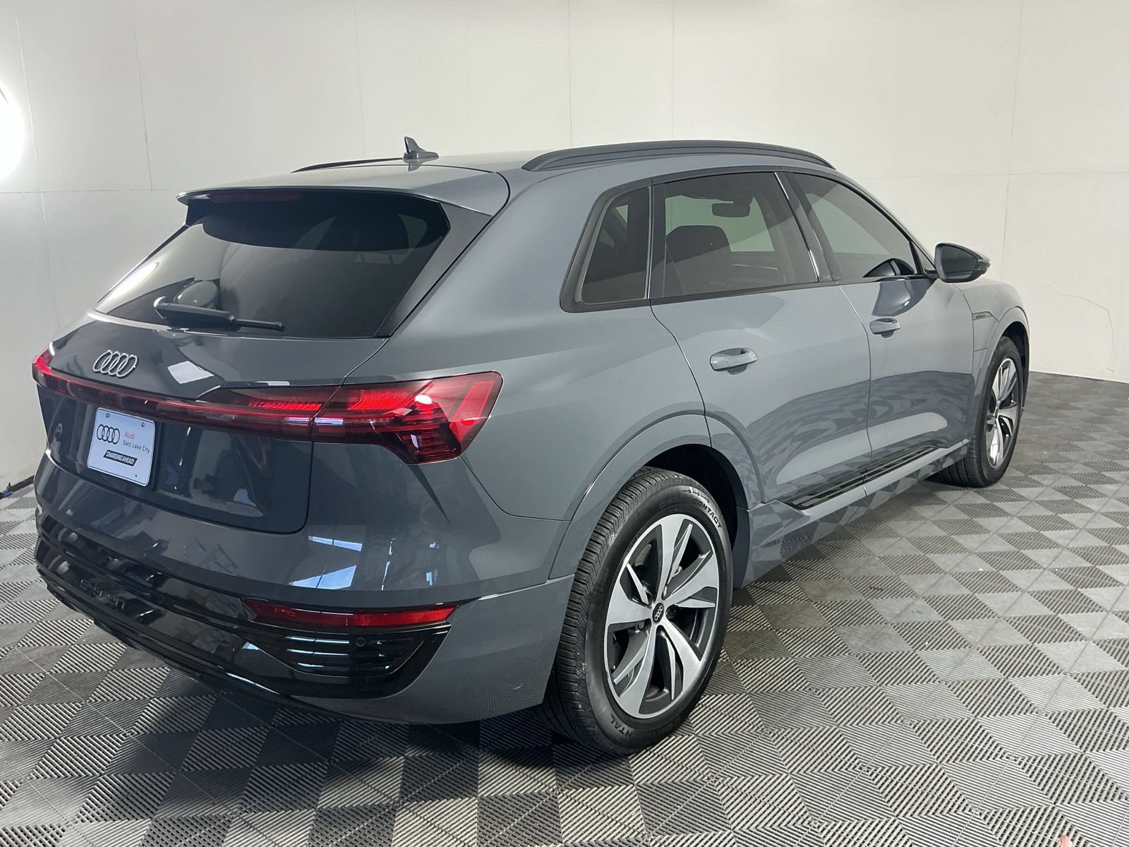 Used 2024 Audi Q8 e-tron Premium Plus AWD/4WD image 9