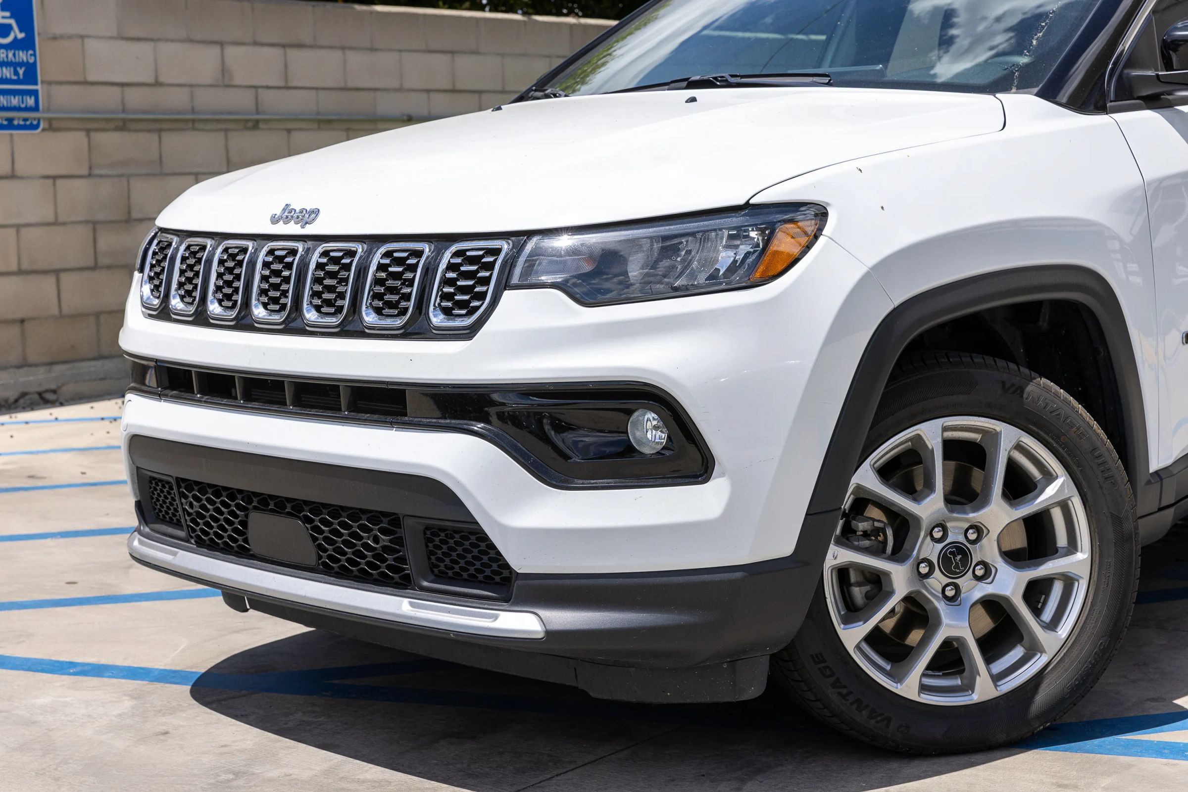 Used 2025 Jeep Compass Limited AWD/4WD image 7