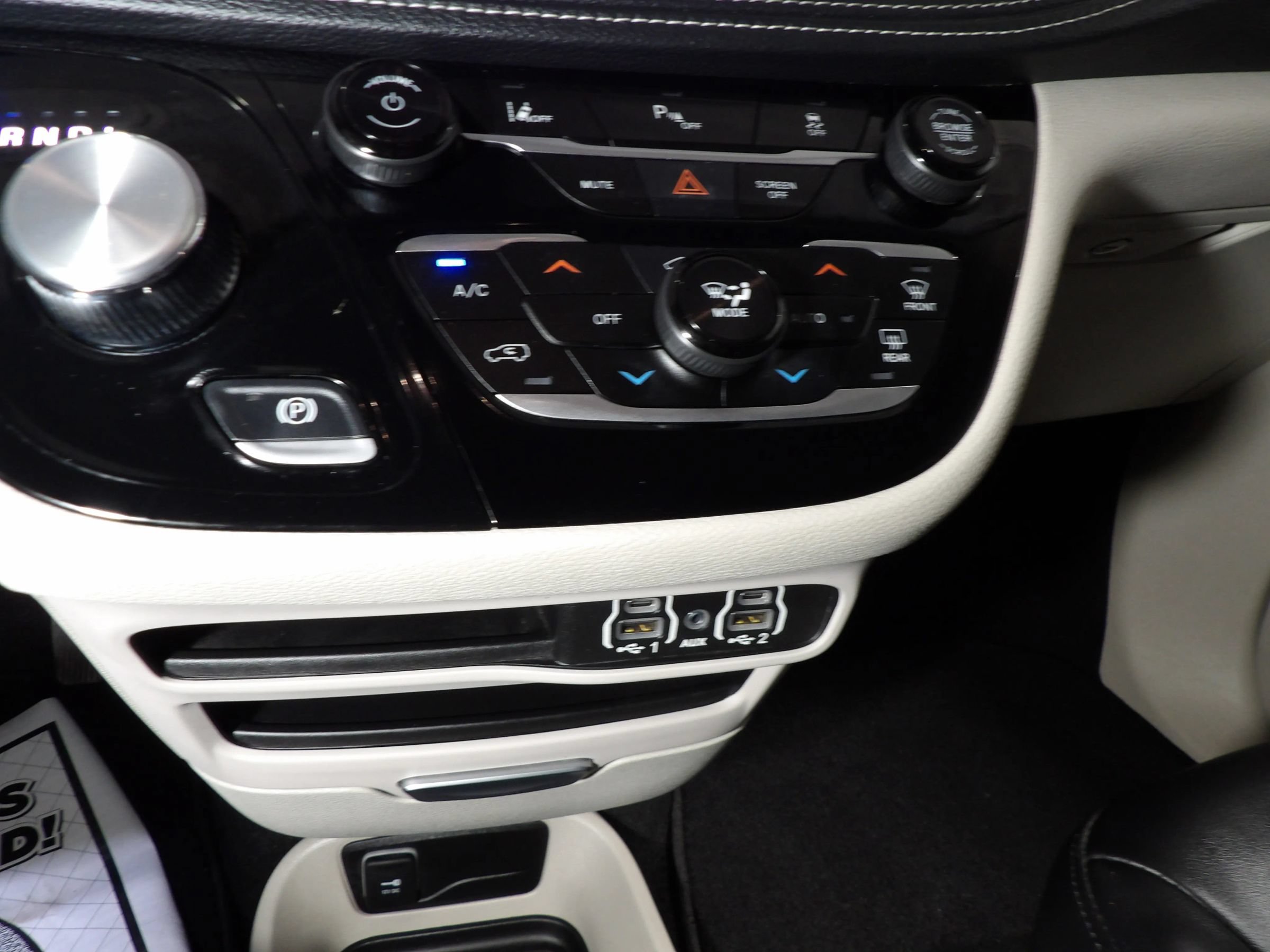 Used 2024 Chrysler Pacifica Limited FWD image 21