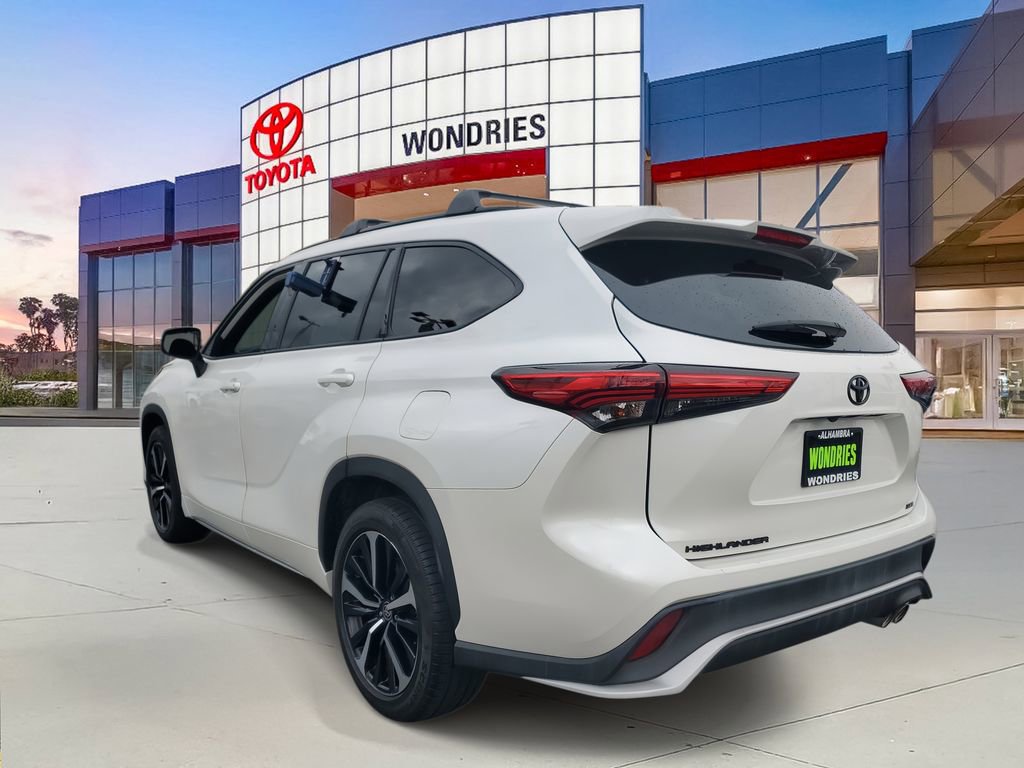 Used 2021 Toyota Highlander XSE image 3