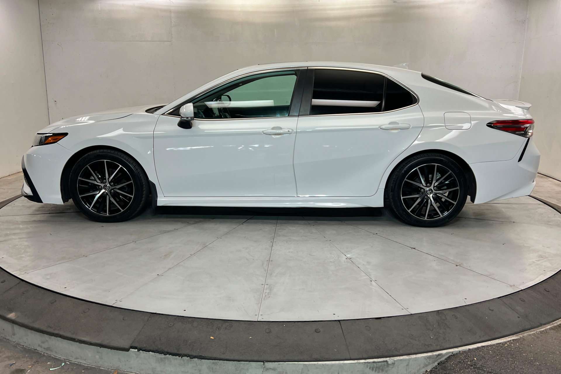 Used 2023 Toyota Camry SE w/ Audio Upgrade Package FWD image 2