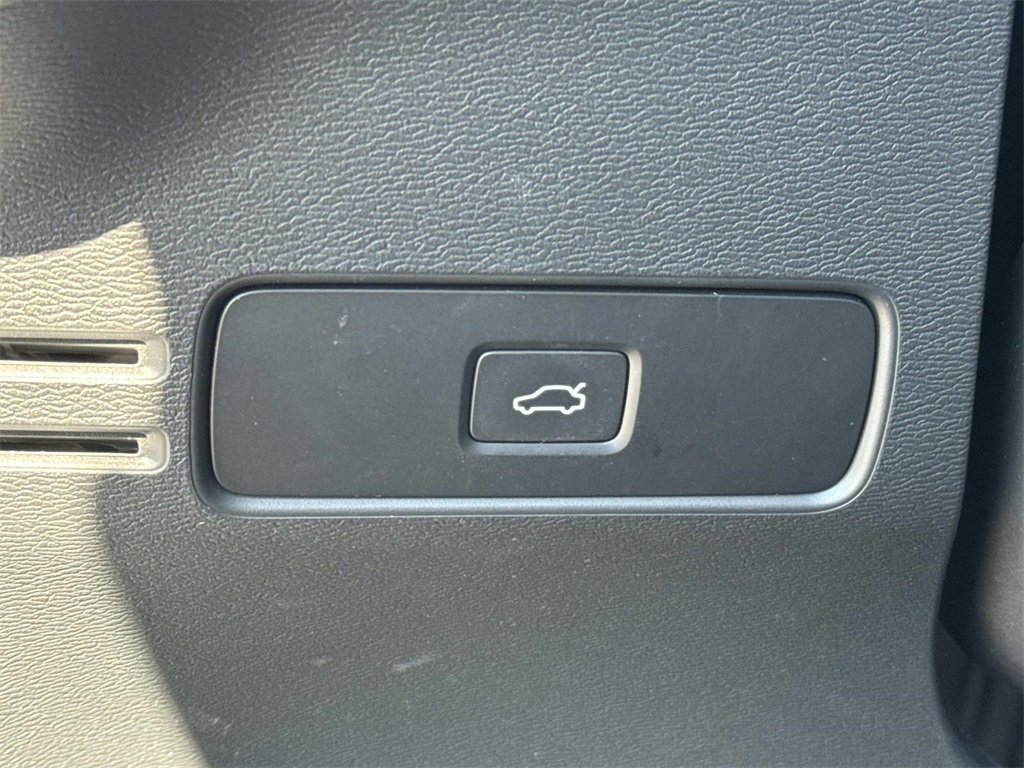 Used 2024 Volvo XC40 B5 Plus image 36