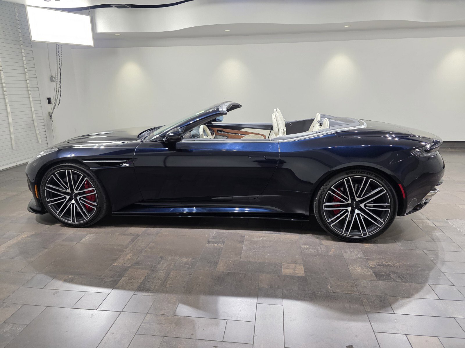 Used 2024 Aston Martin DB12 Volante image 24
