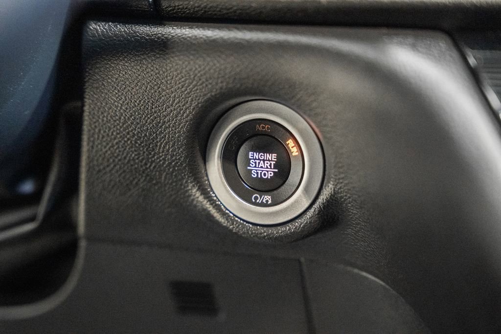 Used 2025 Chrysler Pacifica Select image 29