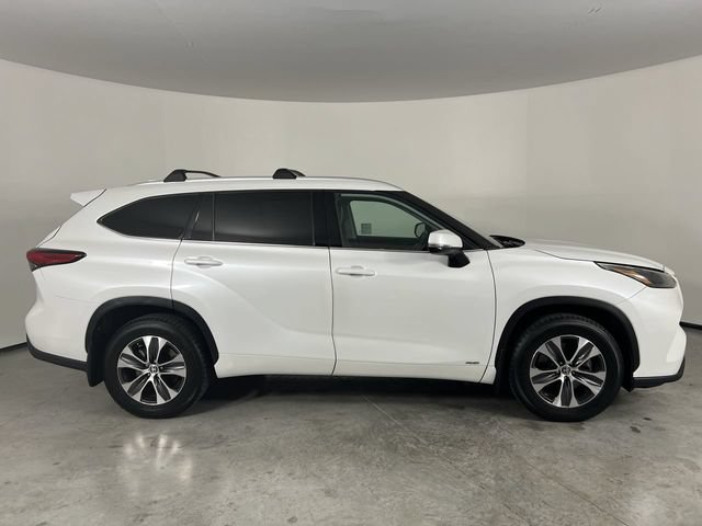 Used 2022 Toyota Highlander XLE AWD/4WD image 9