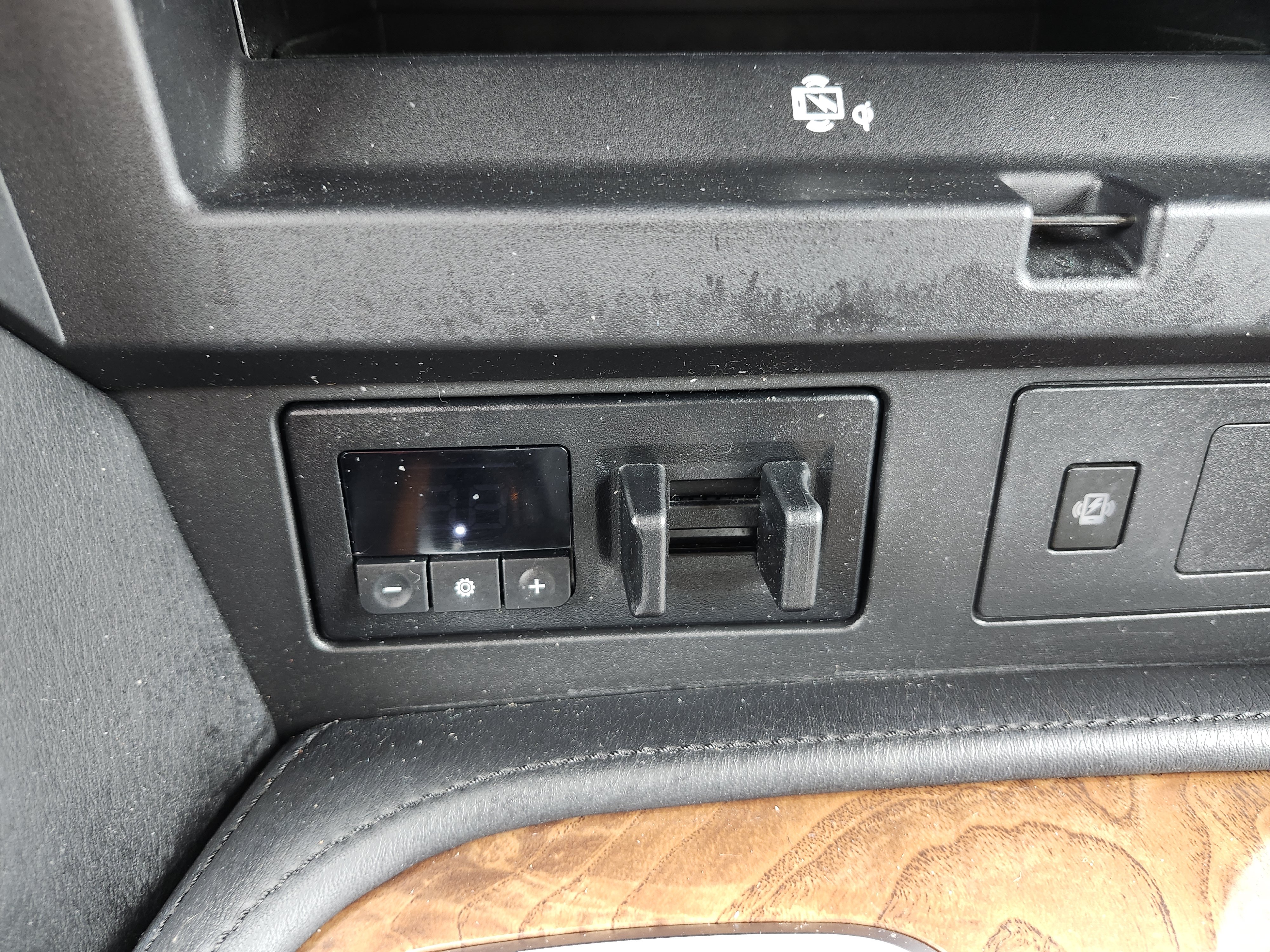 Used 2023 Nissan Armada SL w/ Captain's Chairs Package AWD/4WD image 38