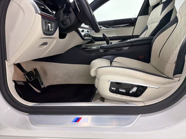 Certified 2022 BMW 750i xDrive w/ Luxury Rear Seating Package AWD/4WD image 14