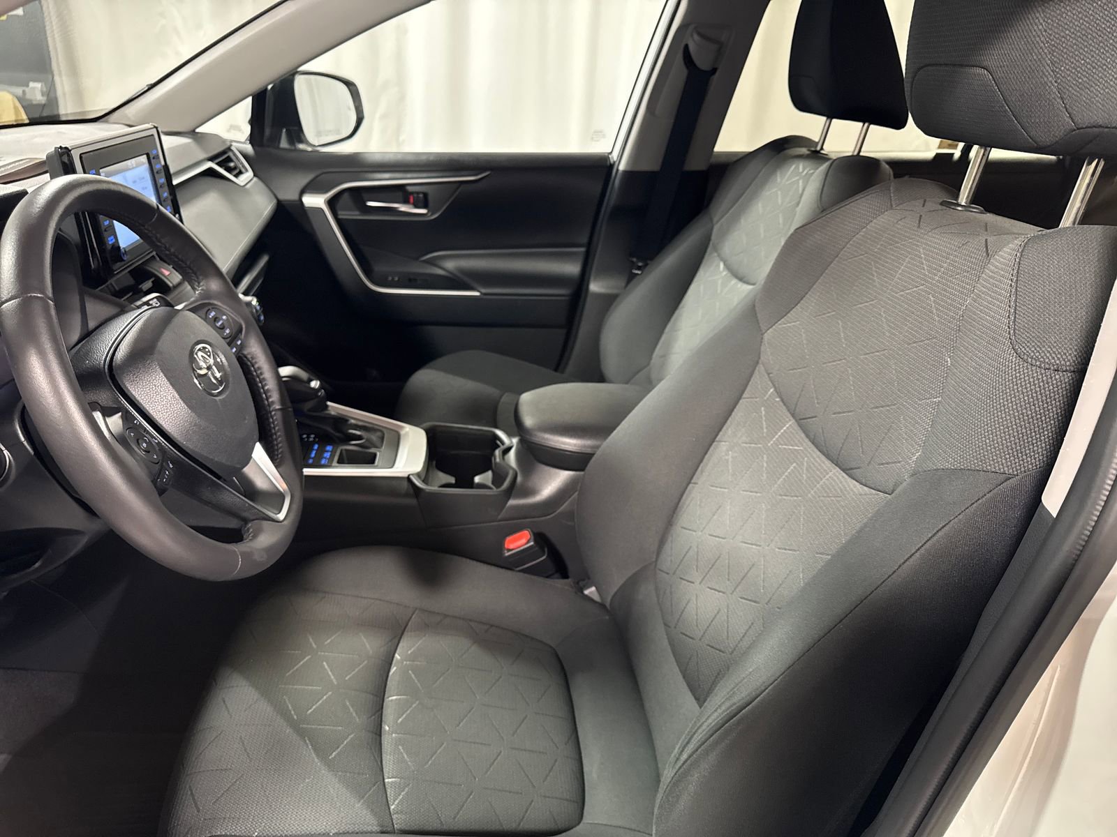 Used 2020 Toyota RAV4 XLE w/ XLE Grade Weather Package AWD/4WD image 3