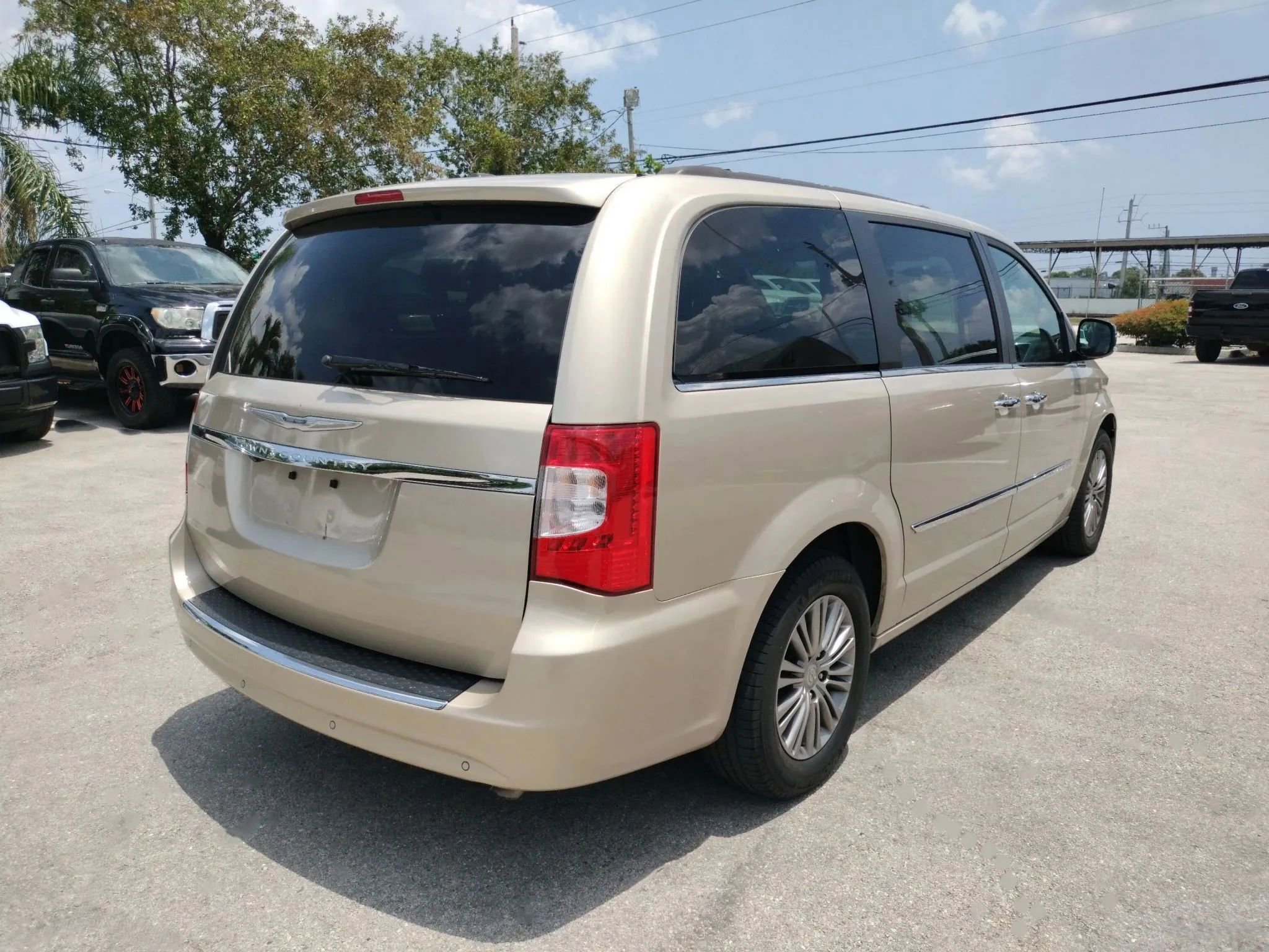 Used 2014 Chrysler Town & Country Touring-L w/ Driver Convenience Group FWD image 8