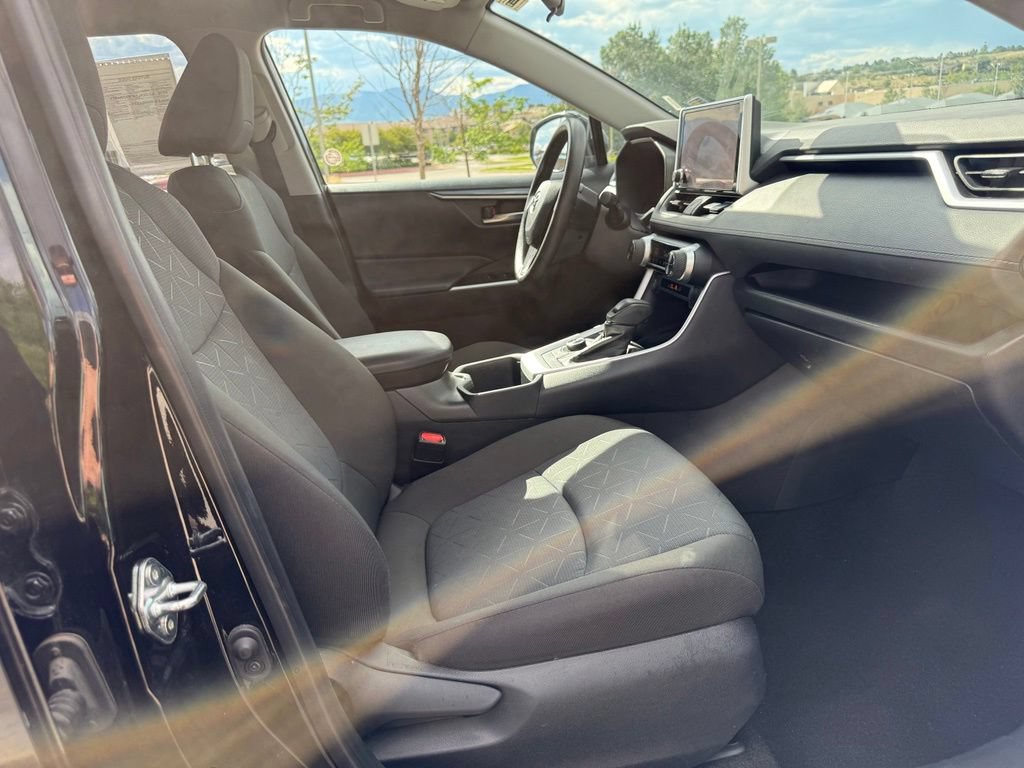 Used 2025 Toyota RAV4 XLE AWD/4WD image 28
