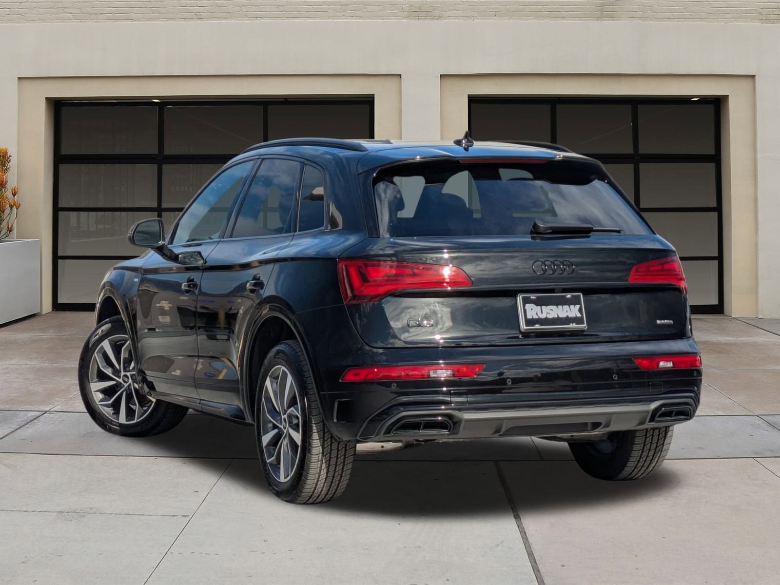 Used 2024 Audi Q5 2.0T Premium w/ Summer of Audi Package image 2