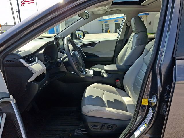 Used 2020 Toyota RAV4 XLE Premium image 16