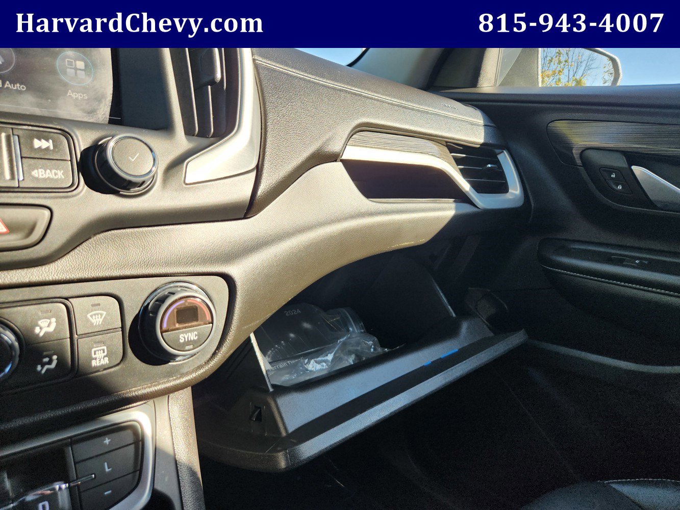 Used 2024 GMC Terrain SLT image 13