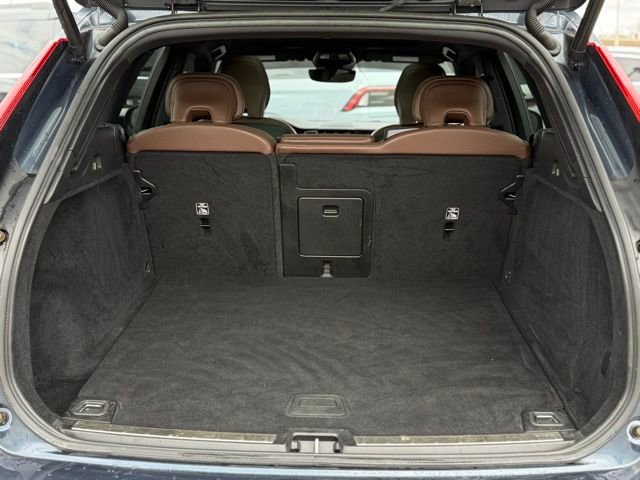 Used 2023 Volvo XC60 B5 Plus AWD/4WD image 33