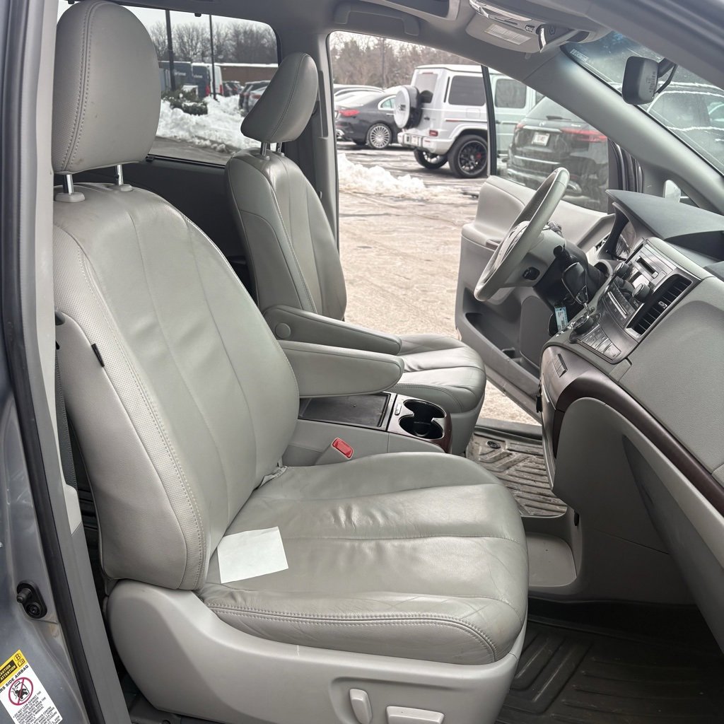 Used 2014 Toyota Sienna XLE image 19