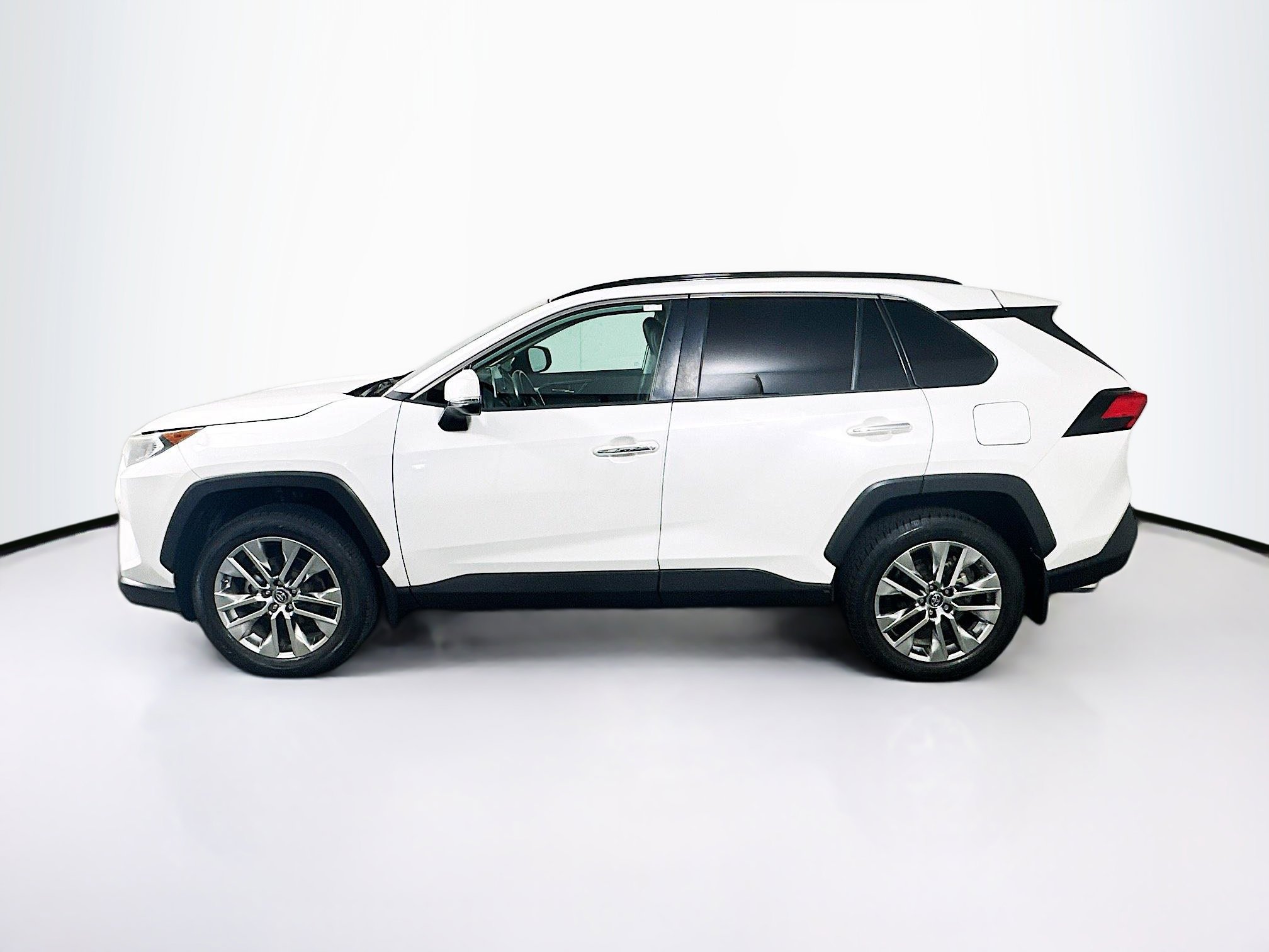 Used 2019 Toyota RAV4 Limited w/ Cold Weather Package FWD image 4