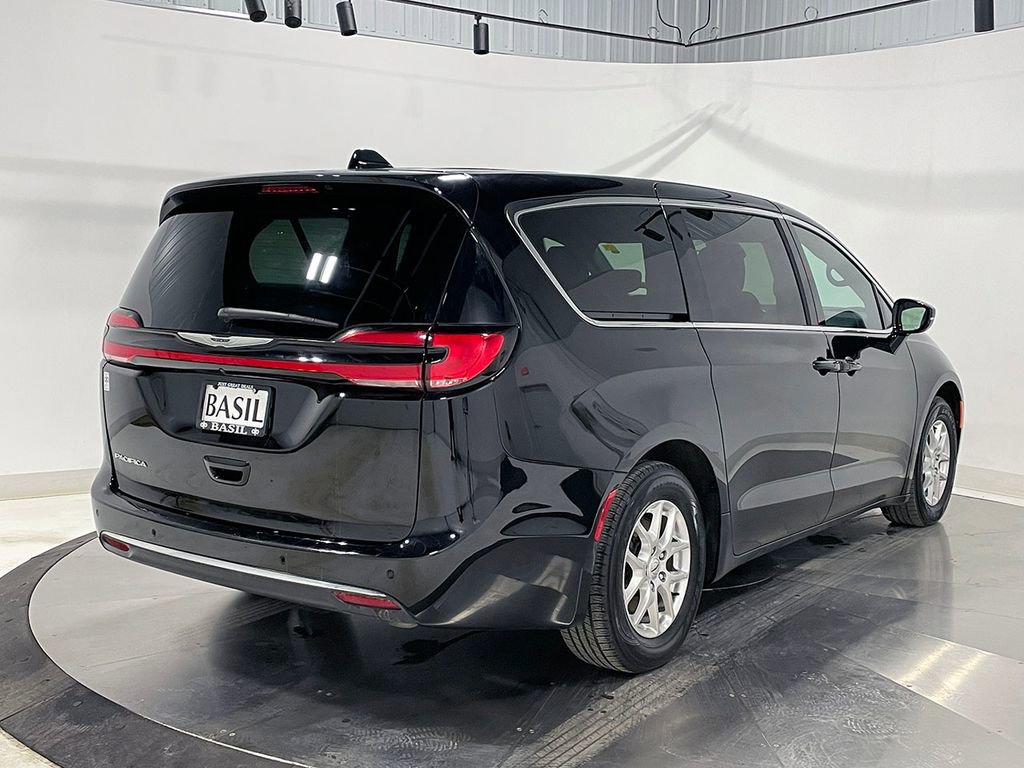Used 2025 Chrysler Pacifica Select image 11