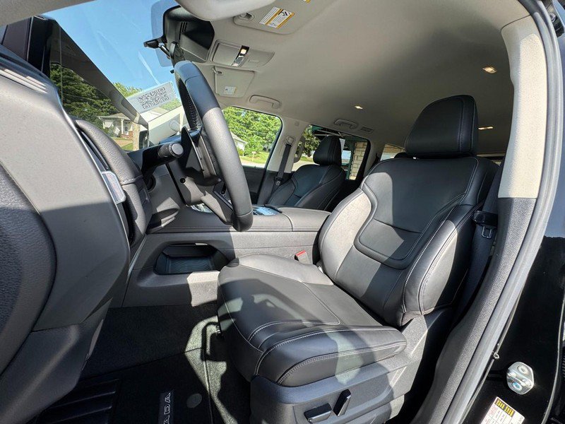 Used 2025 Nissan Armada SV AWD/4WD image 9