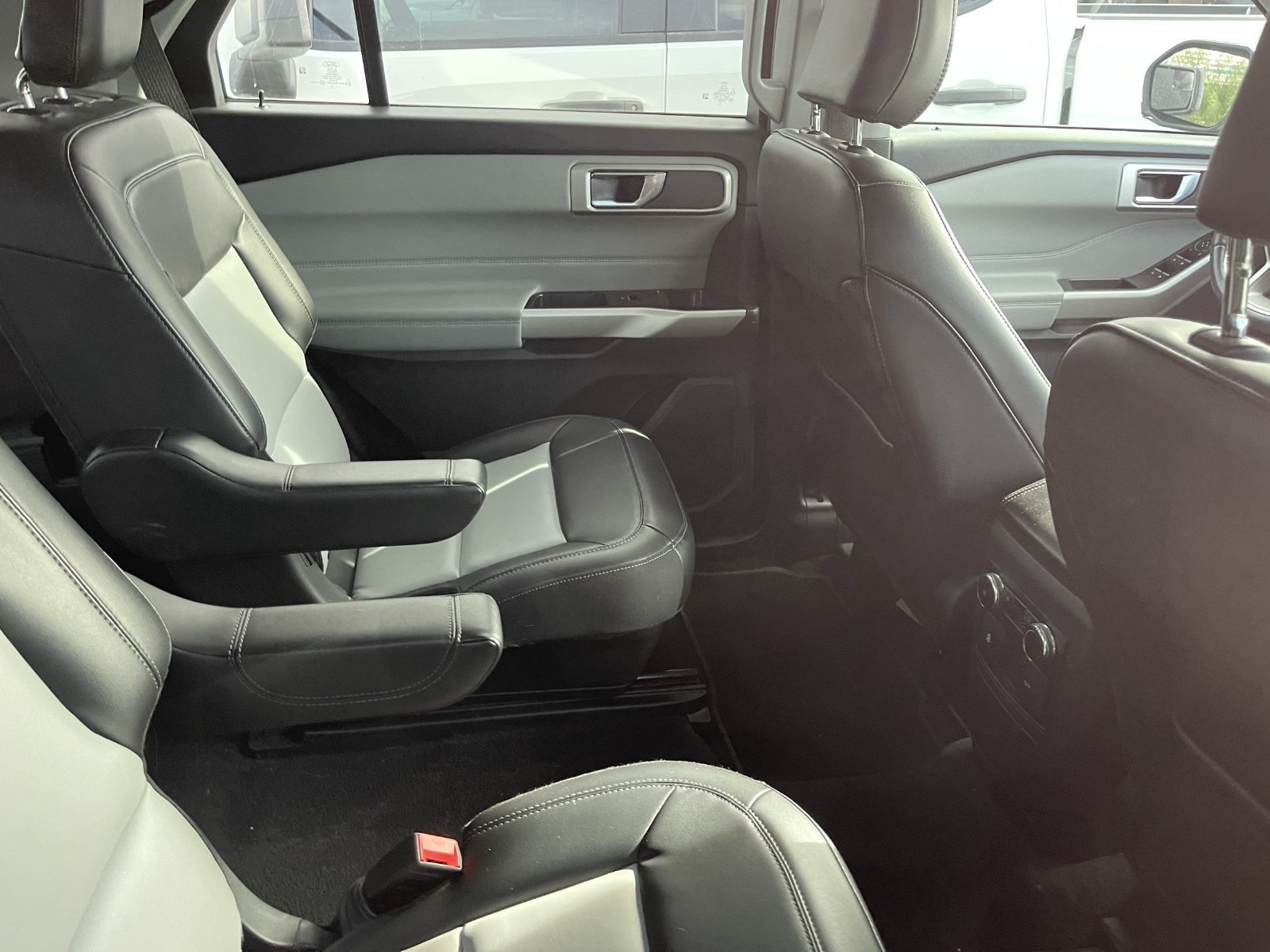 Used 2022 Ford Explorer XLT w/ Equipment Group 202A RWD image 7