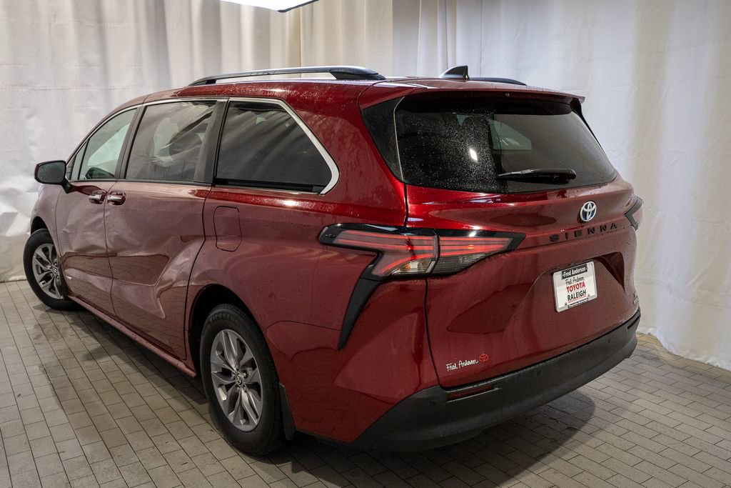 Used 2021 Toyota Sienna XLE image 4