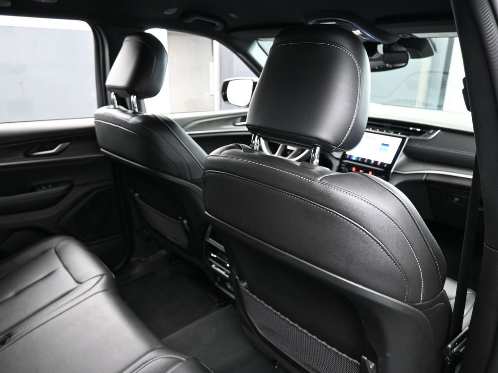 Used 2024 Jeep Grand Cherokee Limited w/ Black Appearance Package image 45