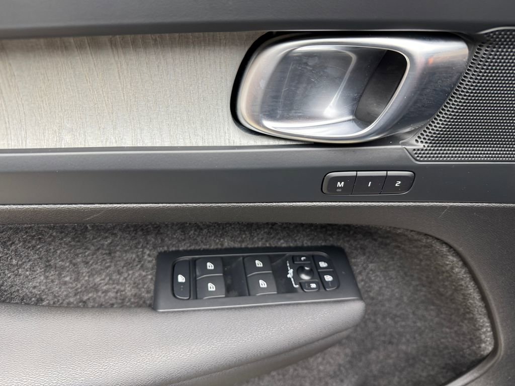 Used 2024 Volvo XC40 B5 Plus image 10