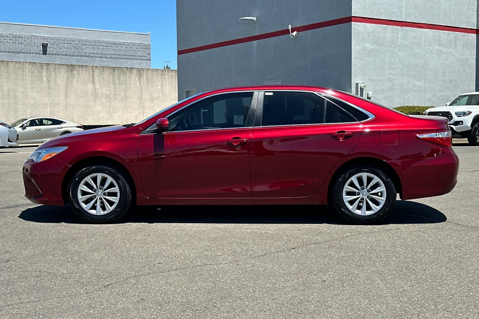 Used 2017 Toyota Camry LE FWD image 9