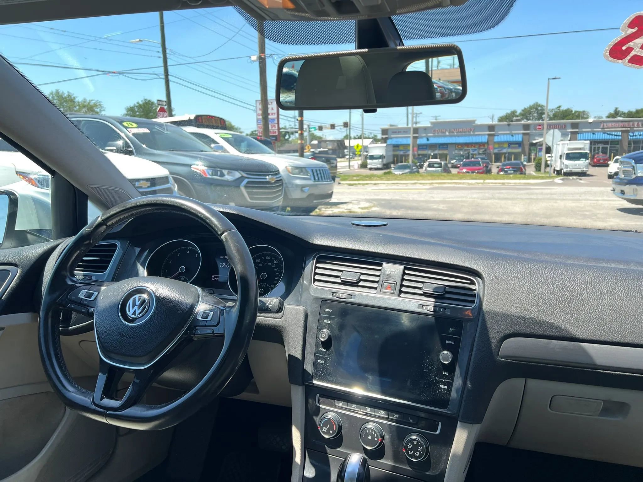 Used 2018 Volkswagen Golf SE image 14