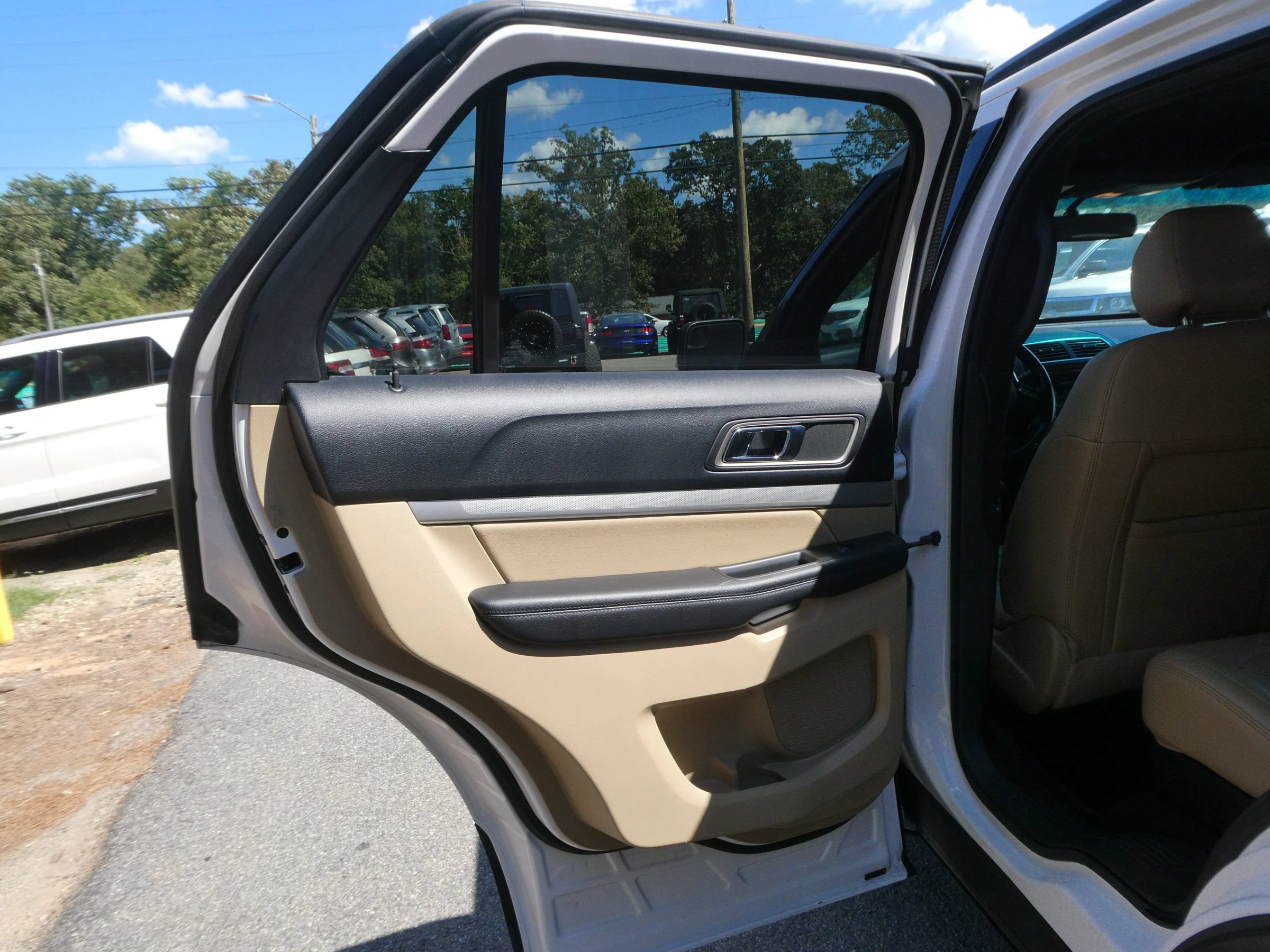 Used 2016 Ford Explorer XLT w/ Equipment Group 202A AWD/4WD image 27